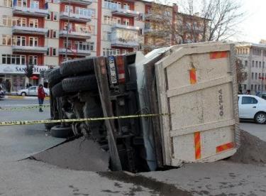 Su Borusu Patlayınca Yol Çöktü, Kamyon Devrildi
