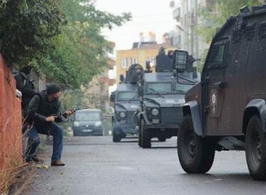 Diyarbakır’da IŞİD operasyonu: İki polis şehit