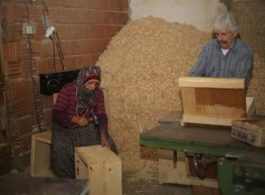 İşçi bulamayınca eşi ve kızıyla üretimine başladı