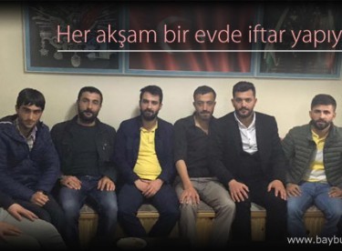 Her akşam bir evde iftar yapıyorlar