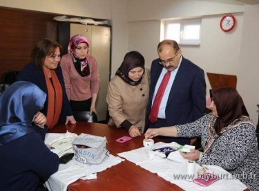 Vali Ustaoğlu, Bayburtlu Kadınlar Derneği’ni ziyaret etti