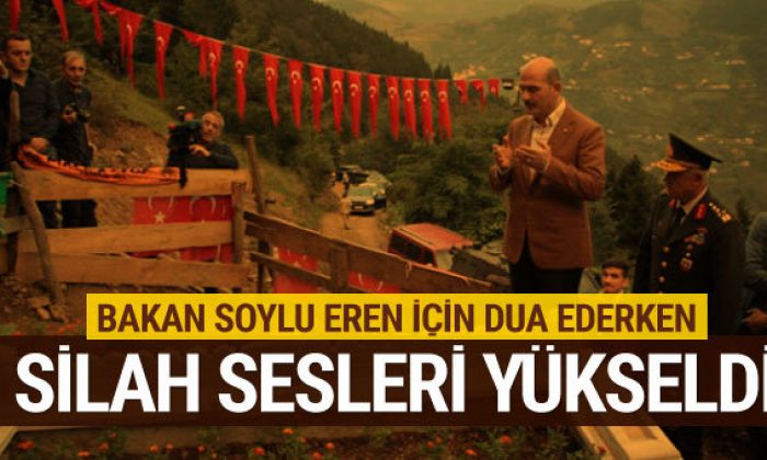 Bakan Soylu Eren Bülbül’ün kabrindeyken silah sesleri yükseldi