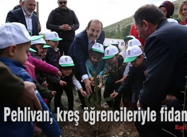 Vali Pehlivan, kreş öğrencileriyle fidan dikti