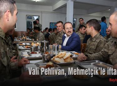 Vali Pehlivan, Mehmetçik’le iftar yaptı