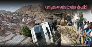 Kamyon evlerin üzerine devrildi