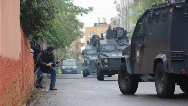 Diyarbakır’da IŞİD operasyonu: İki polis şehit