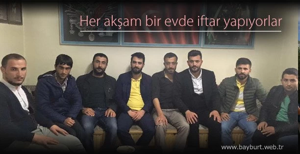 Her akşam bir evde iftar yapıyorlar