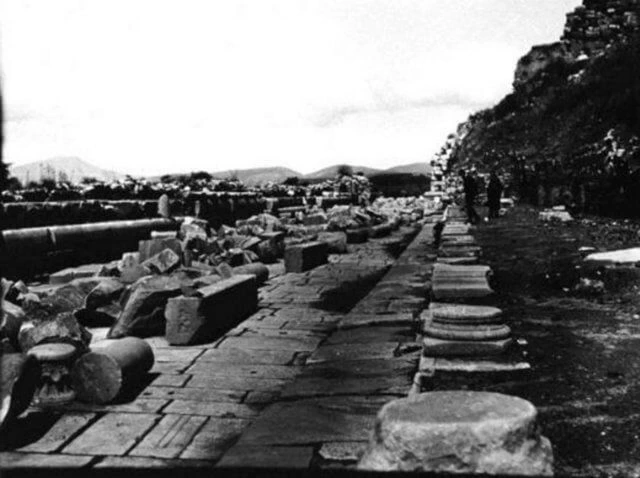 Newcastle Üniversitesi’ndeki Gertrude Bell Kütüphanesi’nin internet üzerinden satışa çıkardığı fotoğraflar arasında, Bell’in İzmir Kalesi, Efes, Milet, Priene ve bazı diğer antik kentlere ait olanlar da yer aldı.