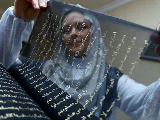 Kuran’ı eliyle ipeğin üzerine işledi