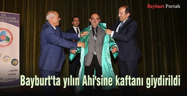 Bayburt’ta yılın Ahi’sine kaftanı giydirildi