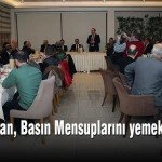 Vali Pehlivan Basin Mensuplarini yemekte agirladi – Bayburt Portalı