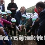 Vali Pehlivan kres ogrencileriyle fidan dikti – Bayburt Portalı