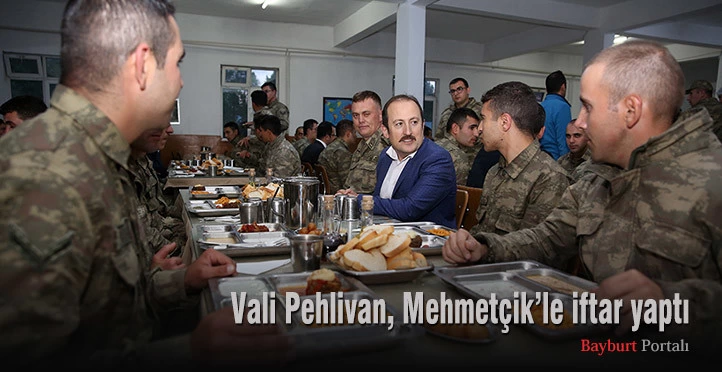 Vali Pehlivan, Mehmetçik’le iftar yaptı