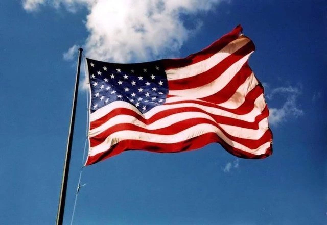 Günümüzde kullanılan Amerikan bayrağı lise öğrencisi Robert Heft tarafından bir ödev olarak tasarlanmış ve Heft bu ödevinden ancak B- alabilmiştir.