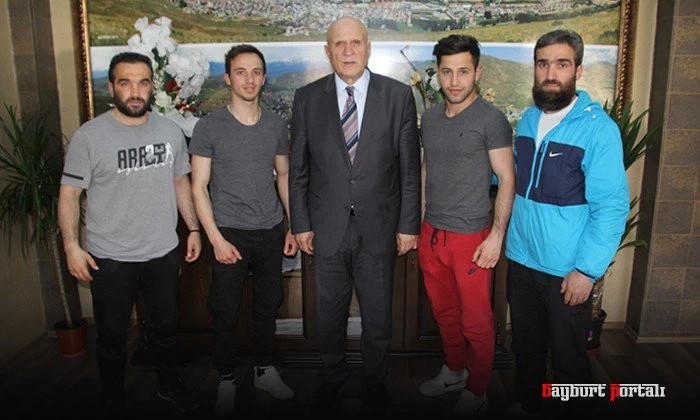 Başkan Pekmezci, başarılı sporcuları ödüllendirdi