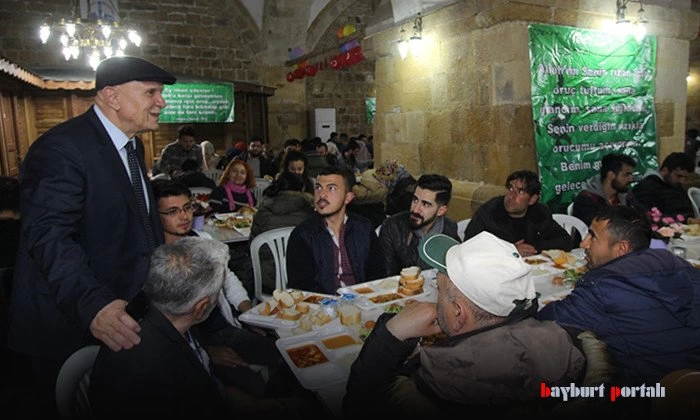 Başkan Pekmezci, ilk iftarını vatandaşlarla yaptı
