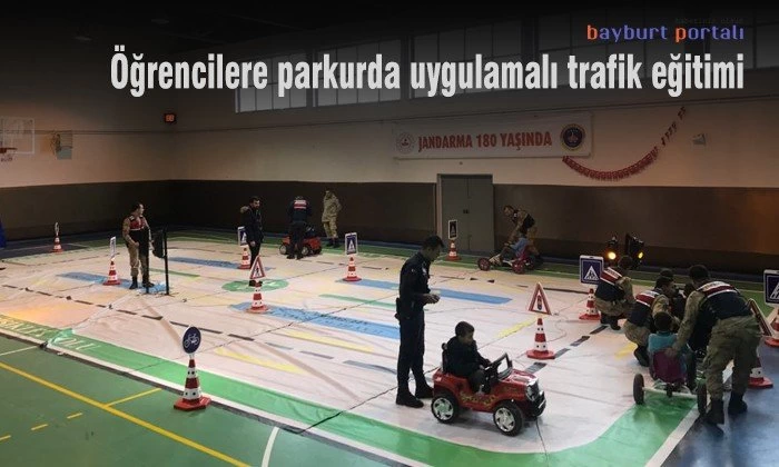 Jandarmadan öğrencilere parkurda uygulamalı trafik eğitimi
