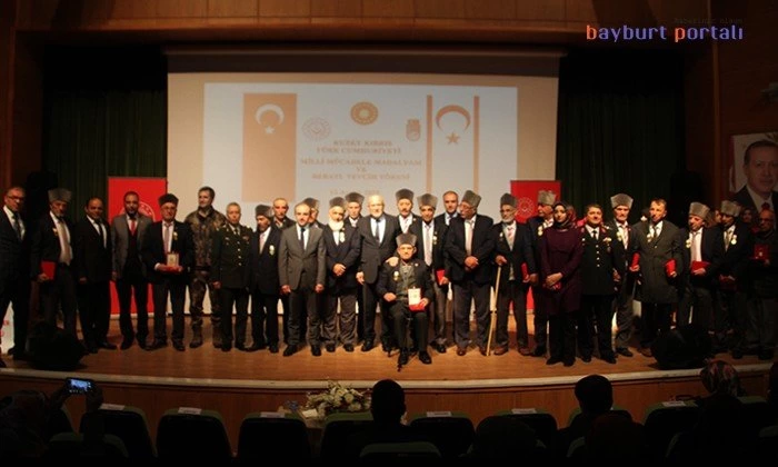 Bayburt’ta Kıbrıs gazilerine madalyaları takdim edildi