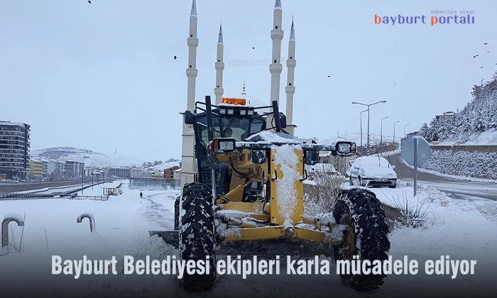 Bayburt Belediyesi ekipleri karla mücadele ediyor