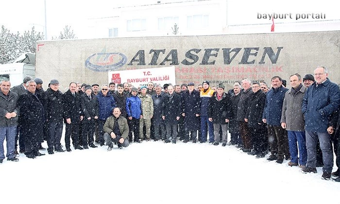 Bayburt’ta muhtarlardan depremzedelere gıda yardımı