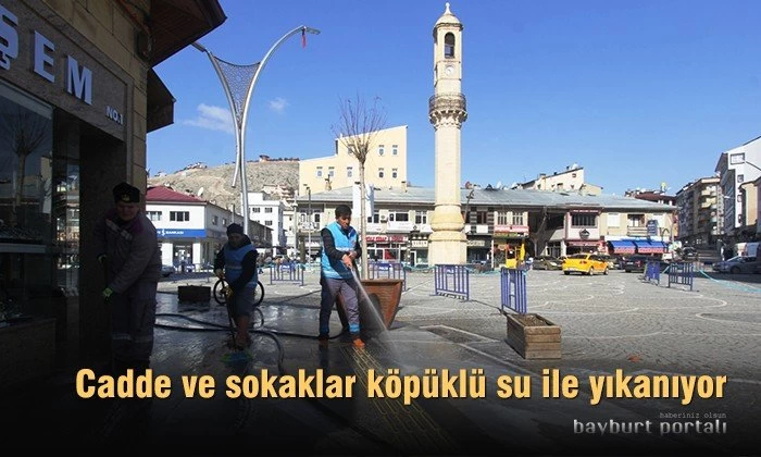 Bayburt’ta cadde ve sokaklar köpüklü su ile yıkanıyor