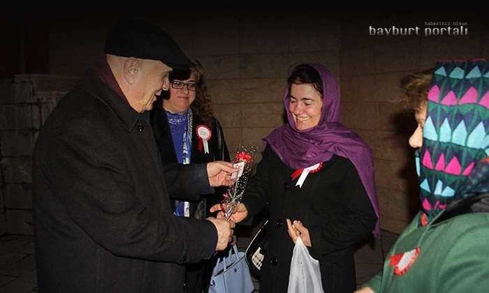 Dünya Kadınlar Günü çiçeği Başkan Pekmezci’den