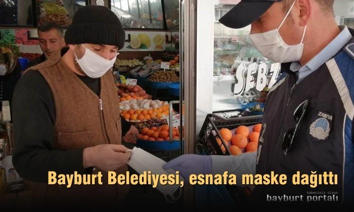 Bayburt Belediyesi, esnafa maske dağıttı