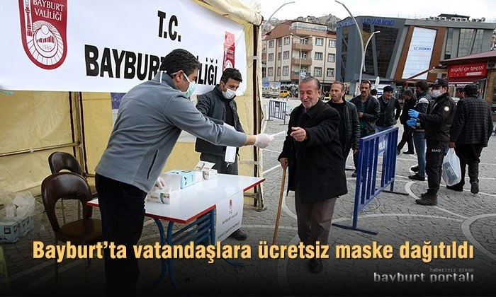Bayburt’ta vatandaşlara ücretsiz maske dağıtıldı