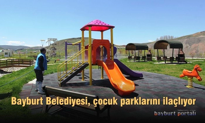 Bayburt Belediyesi, çocuk parklarını ilaçlıyor