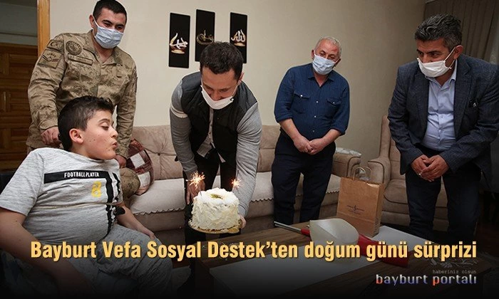 Bayburt Vefa Sosyal Destek’ten doğum günü sürprizi