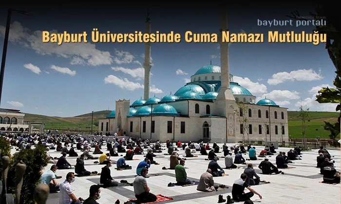 Bayburt Üniversitesinde Cuma namazı sevinci