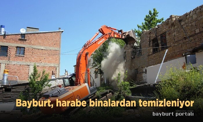 Bayburt Belediyesi, harabe binaları temizliyor