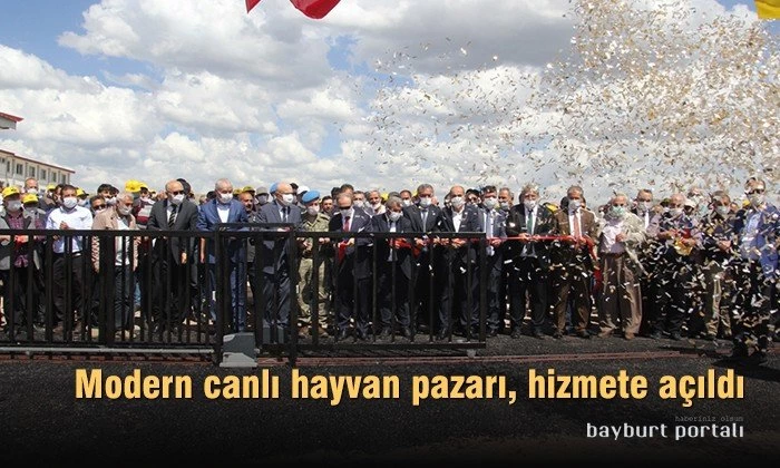Bayburt’un modern canlı hayvan pazarı, hizmete açıldı
