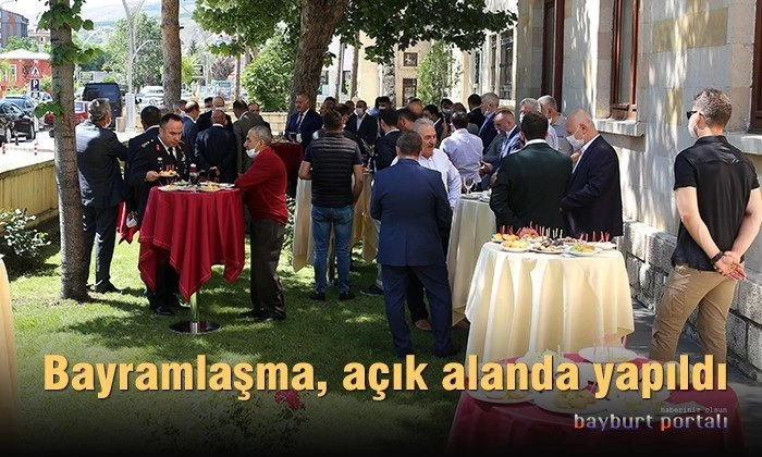 Bayburt’ta bayramlaşma açık alanda yapıldı