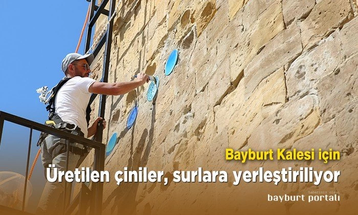 Bayburt Kalesi için üretilen çiniler surlara yerleştiriliyor