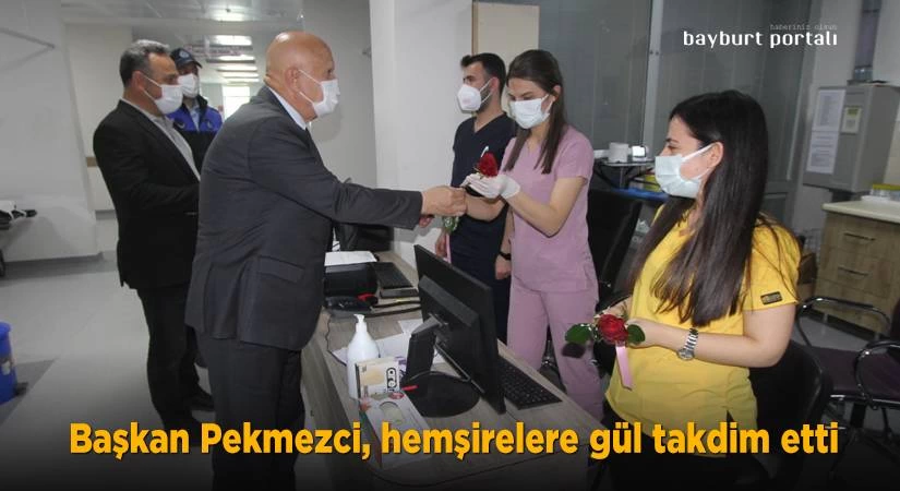 Başkan Pekmezci, hemşirelere gül takdim etti