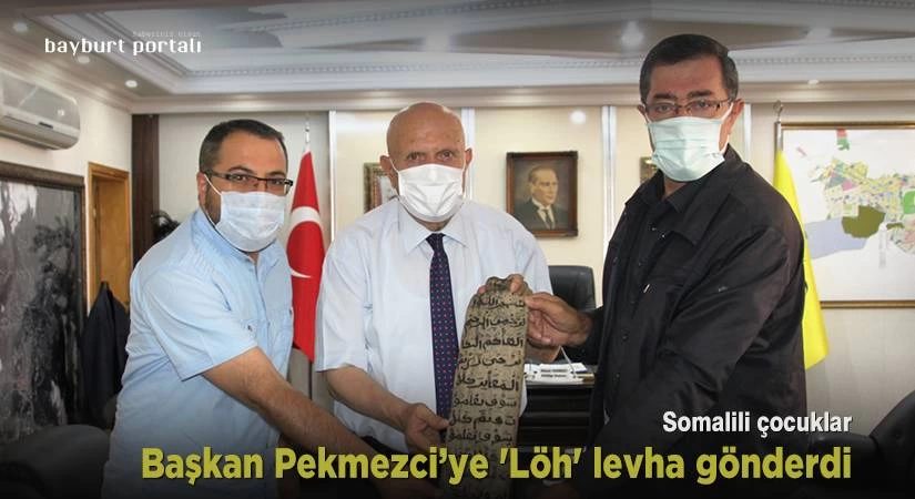 Somalili çocuklar Başkan Pekmezci’ye ‘Löh’ levha gönderdi