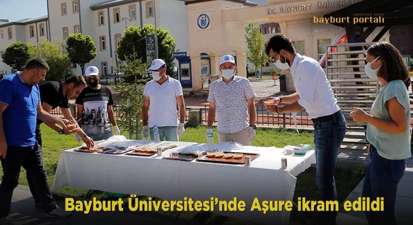 Bayburt Üniversitesi’nden vatandaşa Aşure ikramı