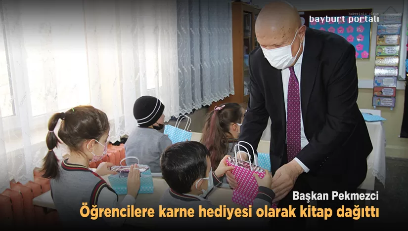 Başkan Pekmezci, öğrencilere karne hediyesi olarak kitap dağıttı