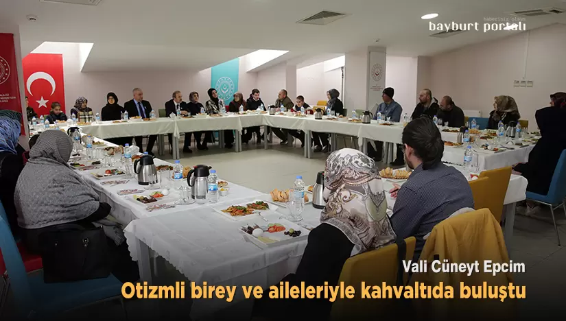 Vali Cüneyt Epcim, otizmli birey ve aileleriyle kahvaltıda buluştu