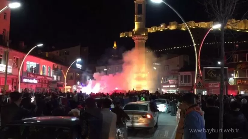 Trabzonsporun sampiyonluk coskusu Bayburtta sokaklara tasti 01 – Bayburt Portalı