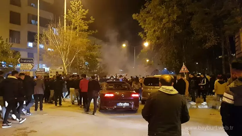 Trabzonsporun sampiyonluk coskusu Bayburtta sokaklara tasti 3 – Bayburt Portalı