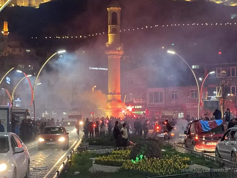 Trabzonsporun sampiyonluk coskusu Bayburtta sokaklara tasti 7 – Bayburt Portalı