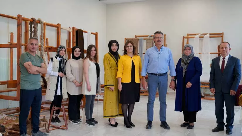 Eski Bakan Tuzmenden Bayburt Universitesi Ehram Atolyesinde cekim 1 – Bayburt Portalı