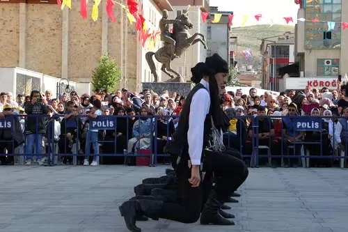26. Bayburt Dede Korkut Solenleri sehir merkezinde coskuyla basladi 4 – Bayburt Portalı