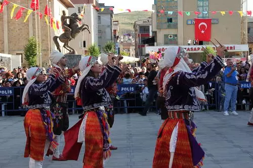 26. Bayburt Dede Korkut Solenleri sehir merkezinde coskuyla basladi 5 – Bayburt Portalı