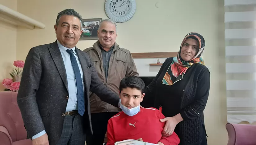 Bayburt’a karne törenine katılamayan Emirhan’ın karnesi evinde verildi