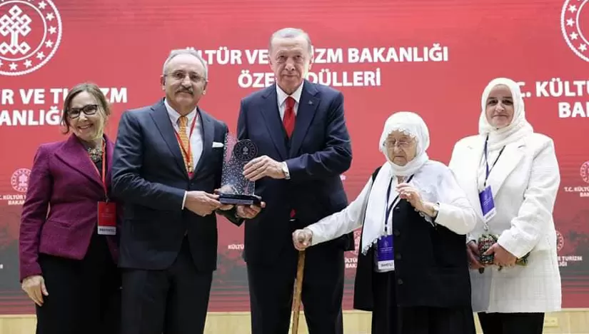 Kenan Yavuza odulunu Cumhurbaskani Erdogan verdi – Bayburt Portalı