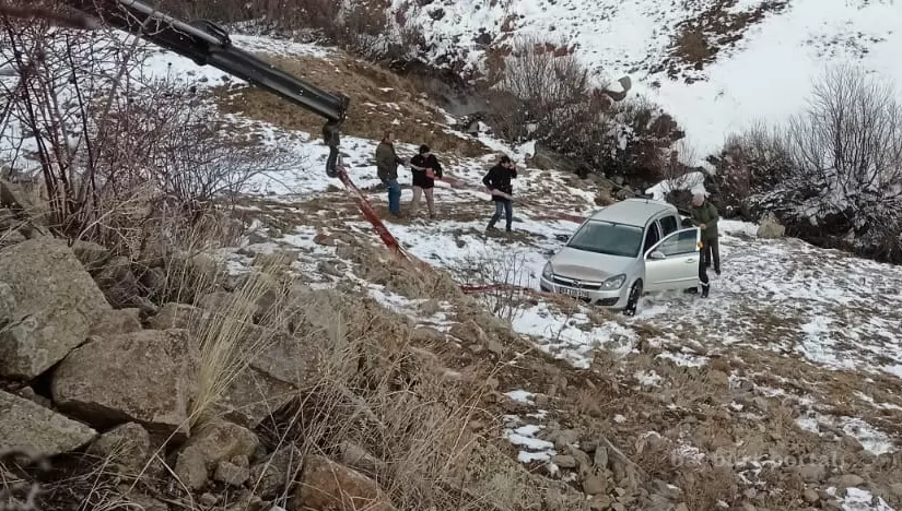 Kılıçkaya köyünde dereye inen araç çıkarıldı