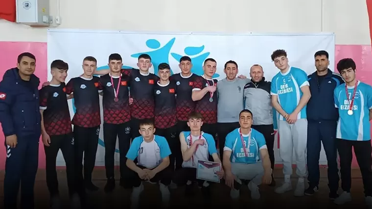 Bayburtlu ogrenciler bilek guresinde Turkiye finallerine yukseldi – Bayburt Portalı